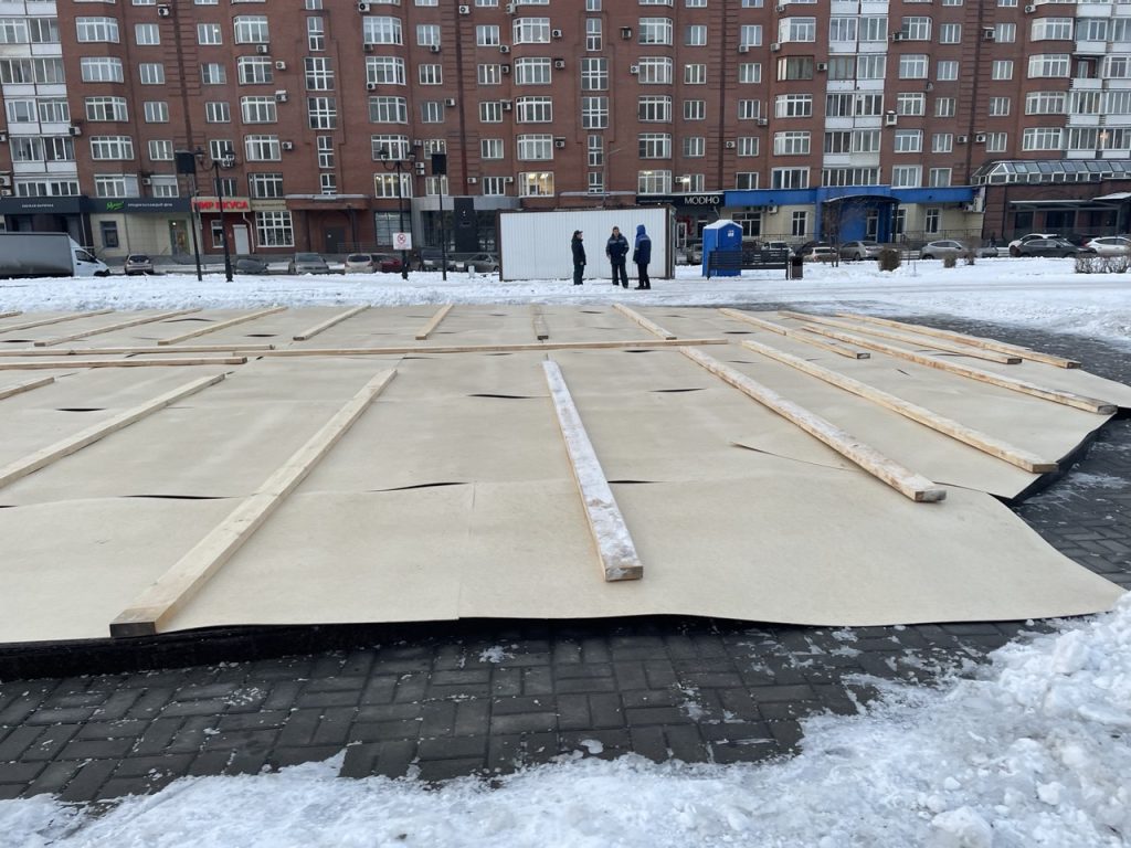 Будет сюрприз: в Новокузнецке фонтан на сквере Ермакова укрыли настилом