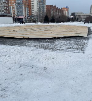 Будет сюрприз: в Новокузнецке фонтан на сквере Ермакова укрыли настилом