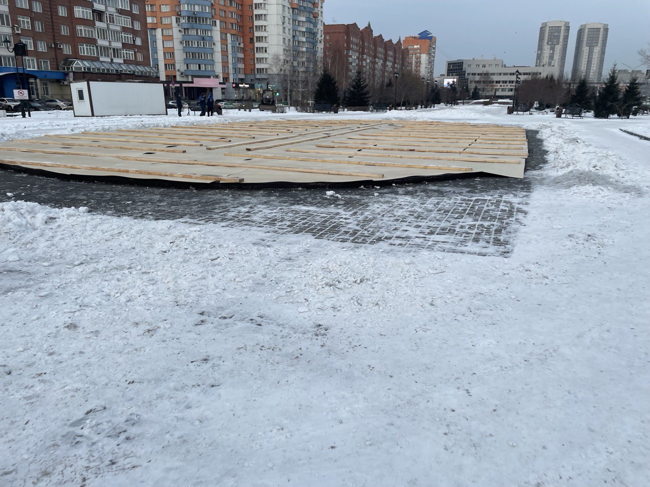 Будет сюрприз: в Новокузнецке фонтан на сквере Ермакова укрыли настилом