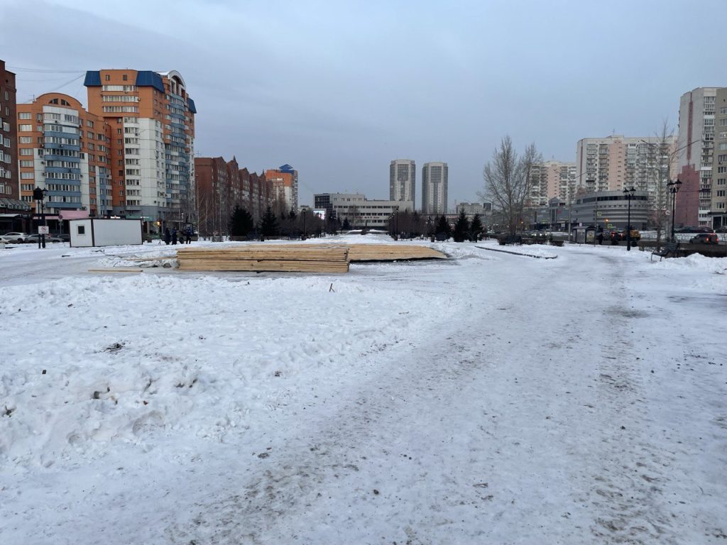 Будет сюрприз: в Новокузнецке фонтан на сквере Ермакова укрыли настилом