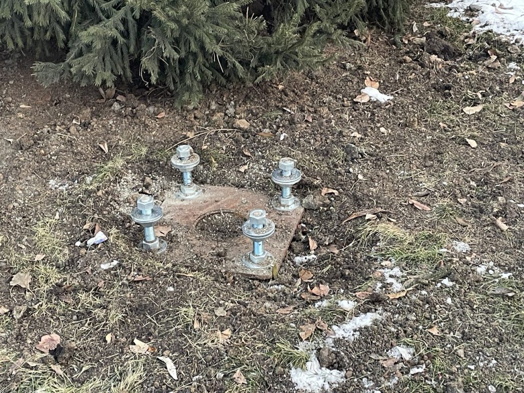 Будет сюрприз: в Новокузнецке фонтан на сквере Ермакова укрыли настилом