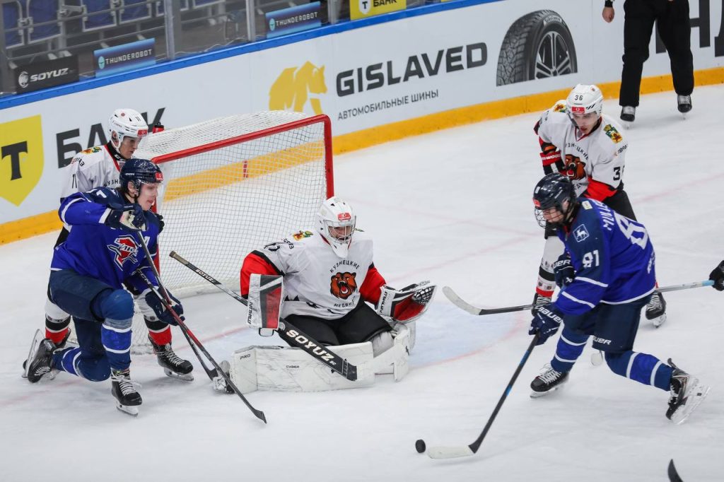 «Кузнецкие Медведи» одолели «Чайку» в буллитной серии