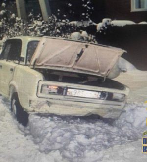В Топках 16-летний парень на ВАЗе въехал в чужой двор, врезался в пристройку и стоявший автомобиль