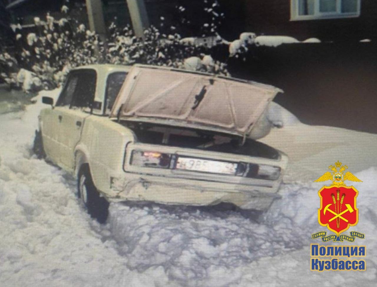 В Топках 16-летний парень на ВАЗе въехал в чужой двор, врезался в пристройку  и стоявший автомобиль