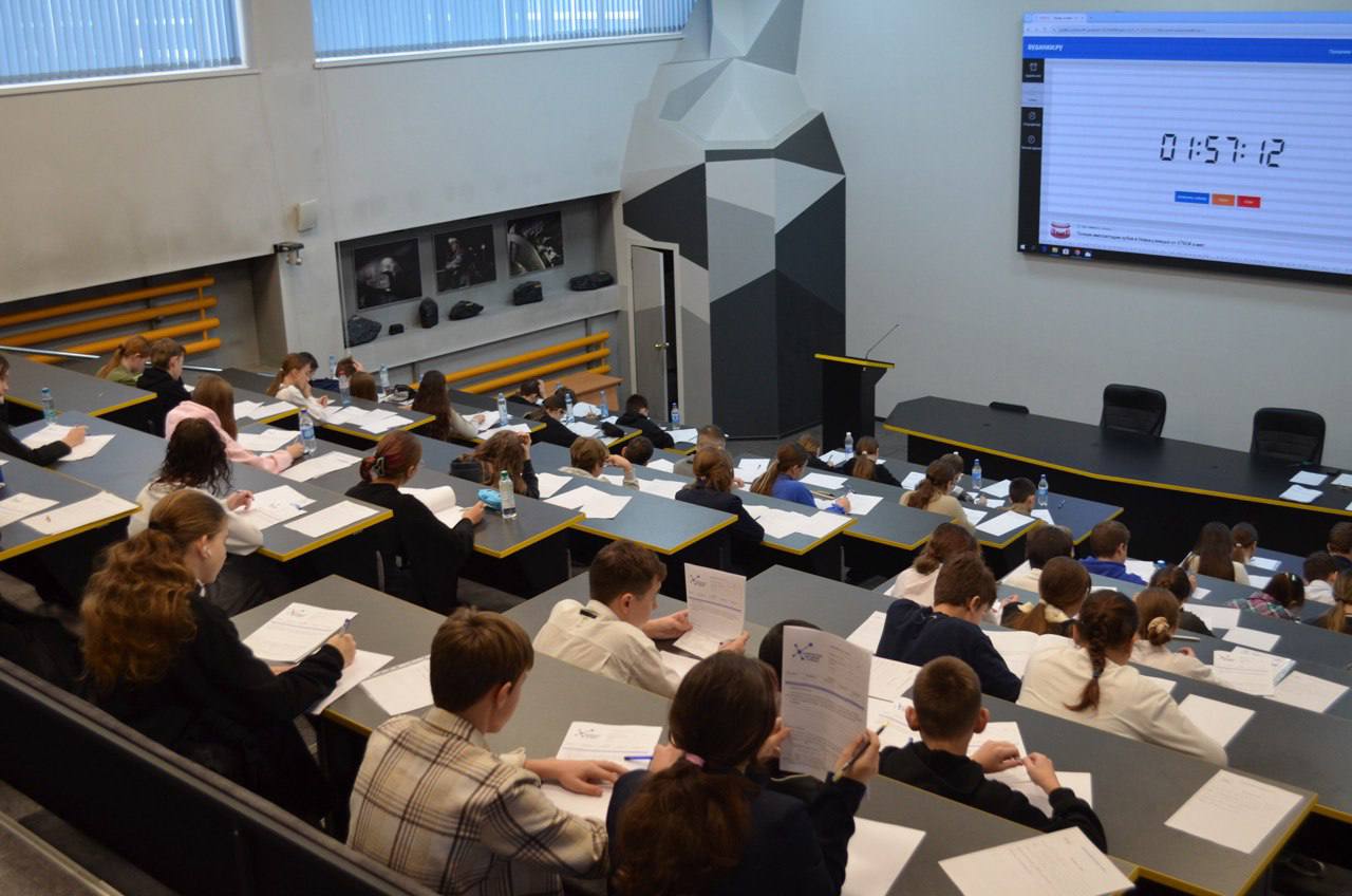 330 школьников, их родителей и педагогов стали участниками традиционного «Химического праздника»