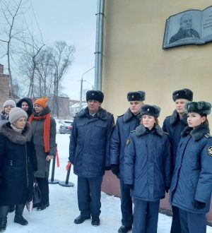 В Новокузнецке открыли мемориальную доску в память о писателе Владимире Неунывахине