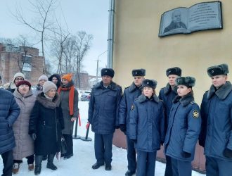 В Новокузнецке открыли мемориальную доску в память о писателе Владимире Неунывахинае