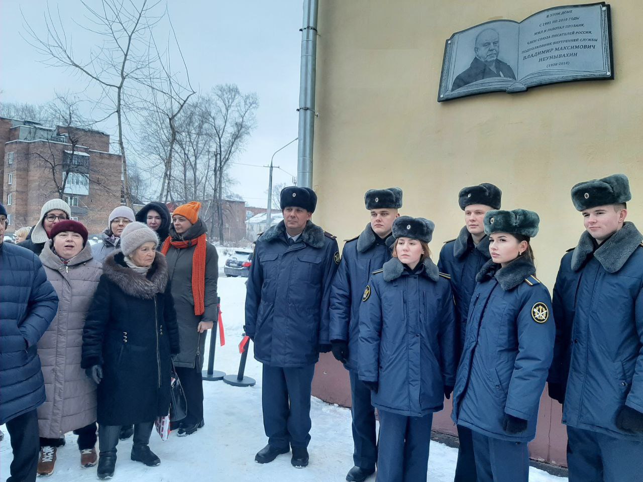 В Новокузнецке открыли мемориальную доску в память о писателе Владимире Неунывахине