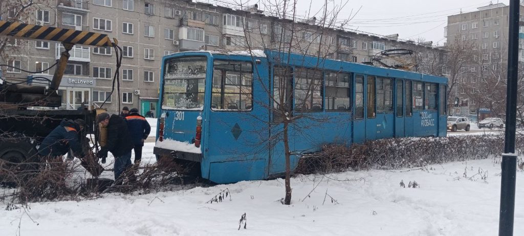 В Новокузнецке трамвай сошел с рельсов