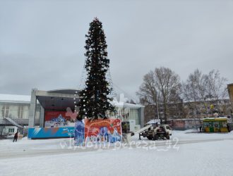 «Елочка нравится?». Жители кузбасского города недовольны видом главного новогоднего символа