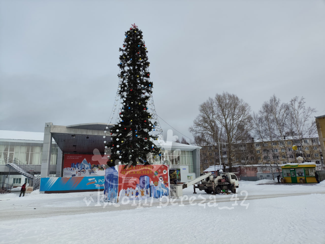 «Елочка нравится?». Жители кузбасского города недовольны видом главного новогоднего символа