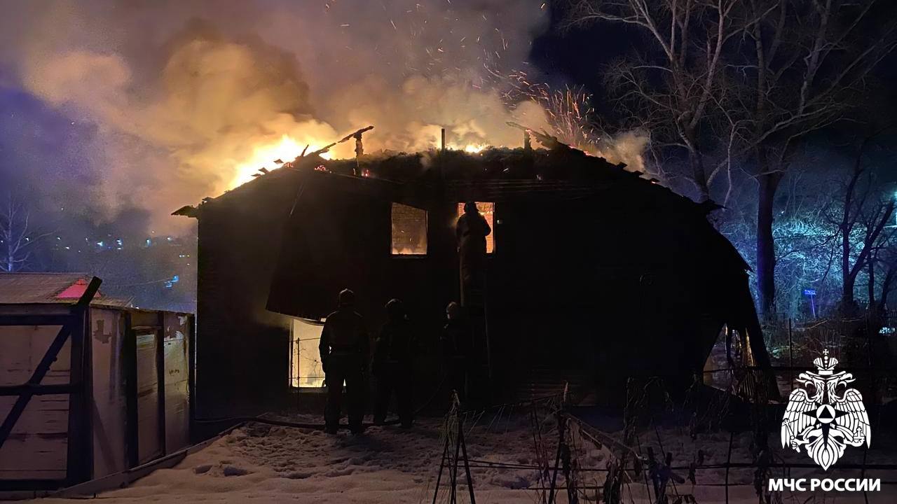 Пожар уничтожил жилой дом в Новокузнецке