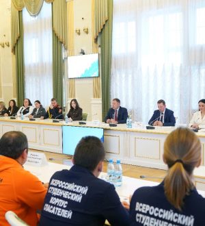 Илья Середюк наградил отличившихся кузбасских волонтеров