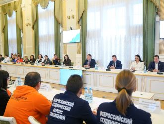 Илья Середюк наградил отличившихся кузбасских волонтеров