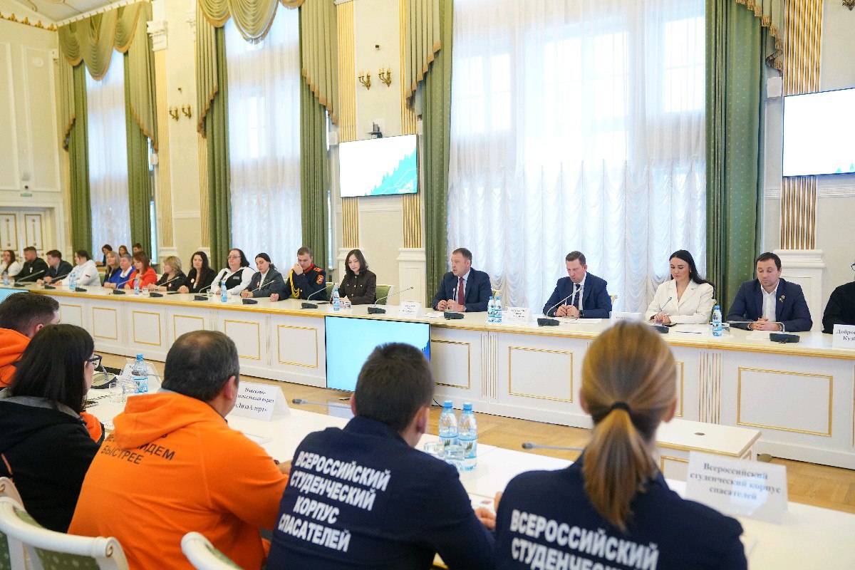 Илья Середюк наградил отличившихся кузбасских волонтеров