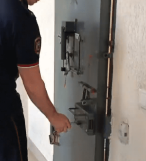 Новокузнечанина, которого подозревают в поджогах служебного автомобиля и здания отдела полиции, взяли под стражу