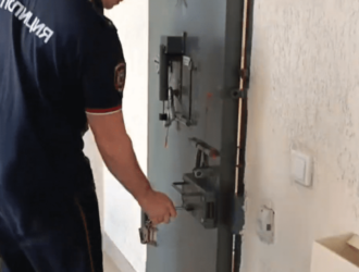 Новокузнечанина, которого подозревают в поджогах служебного автомобиля и здания отдела полиции, взяли под стражу