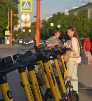 В Госдуме предложили запретить курьерам ездить по тротуарам на электровелосипедах и самокатах