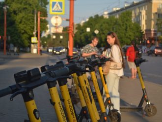 В Госдуме предложили запретить курьерам ездить по тротуарам на электровелосипедах и самокатах