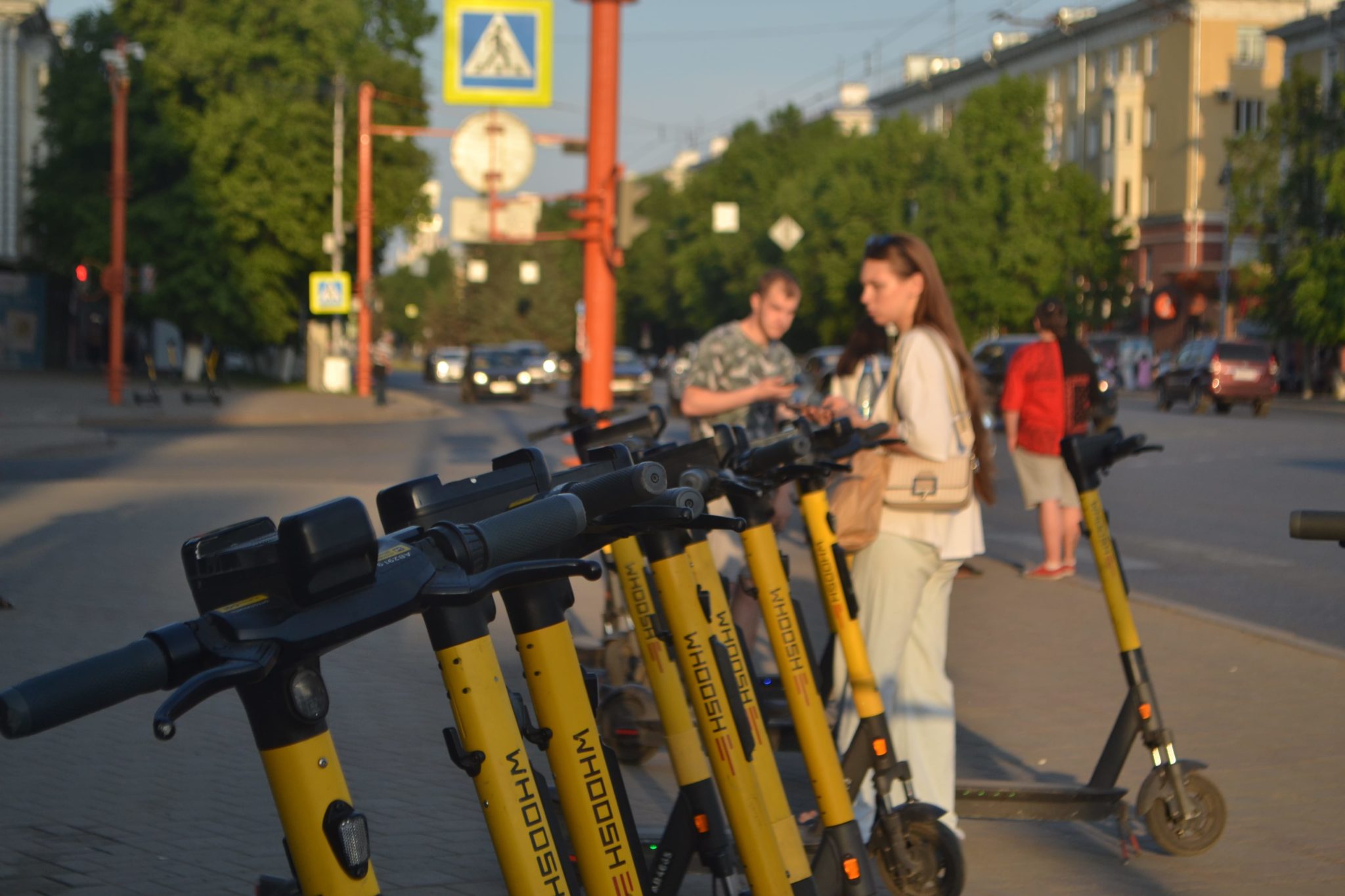 В Госдуме предложили запретить курьерам ездить по тротуарам на электровелосипедах и самокатах