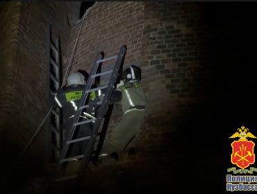 В Кузбассе двое парней упали в промышленную трубу на заброшенном заводе