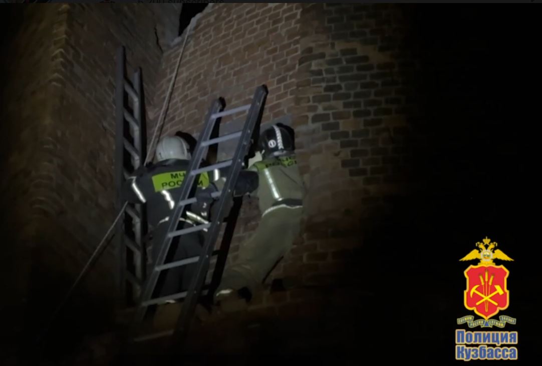 В Кузбассе двое парней упали в промышленную трубу на заброшенном заводе