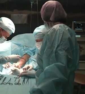 В Кузбассе врачи разделили сросшиеся после ожогов пальцы пациенту из Тывы