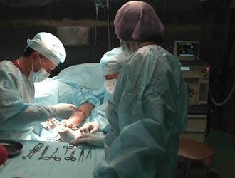 В Кузбассе врачи разделили сросшиеся после ожогов пальцы пациенту из Тывы