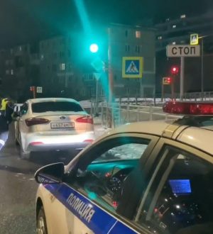 Инспекторы ДПС разбудили пьяного водителя на перекрестке в Кемерове