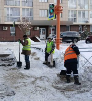 Выходящую на дорогу опасную горку ликвидировали в Кемерове