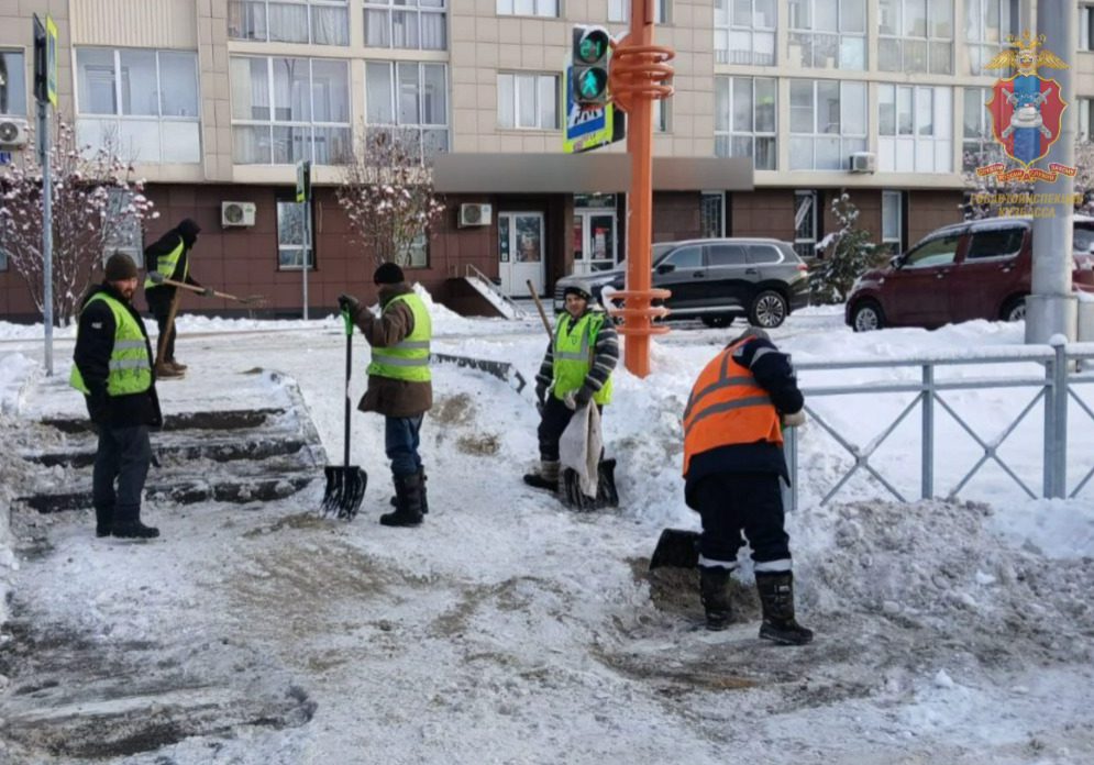 Выходящую на дорогу опасную горку ликвидировали в Кемерове