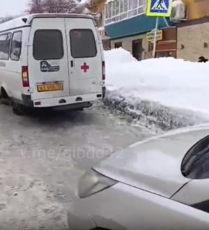 В Кузбассе инспекторы ДПС пришли на помощь спешившим в больницу медикам