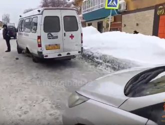 В Кузбассе инспекторы ДПС пришли на помощь спешившим в больницу медикам