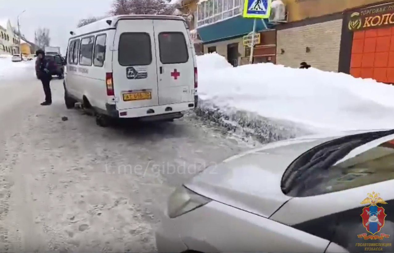 В Кузбассе инспекторы ДПС пришли на помощь спешившим в больницу медикам