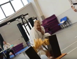 Разбивающий доски одним ударом кузбассовец взял серебро всероссийского турнира