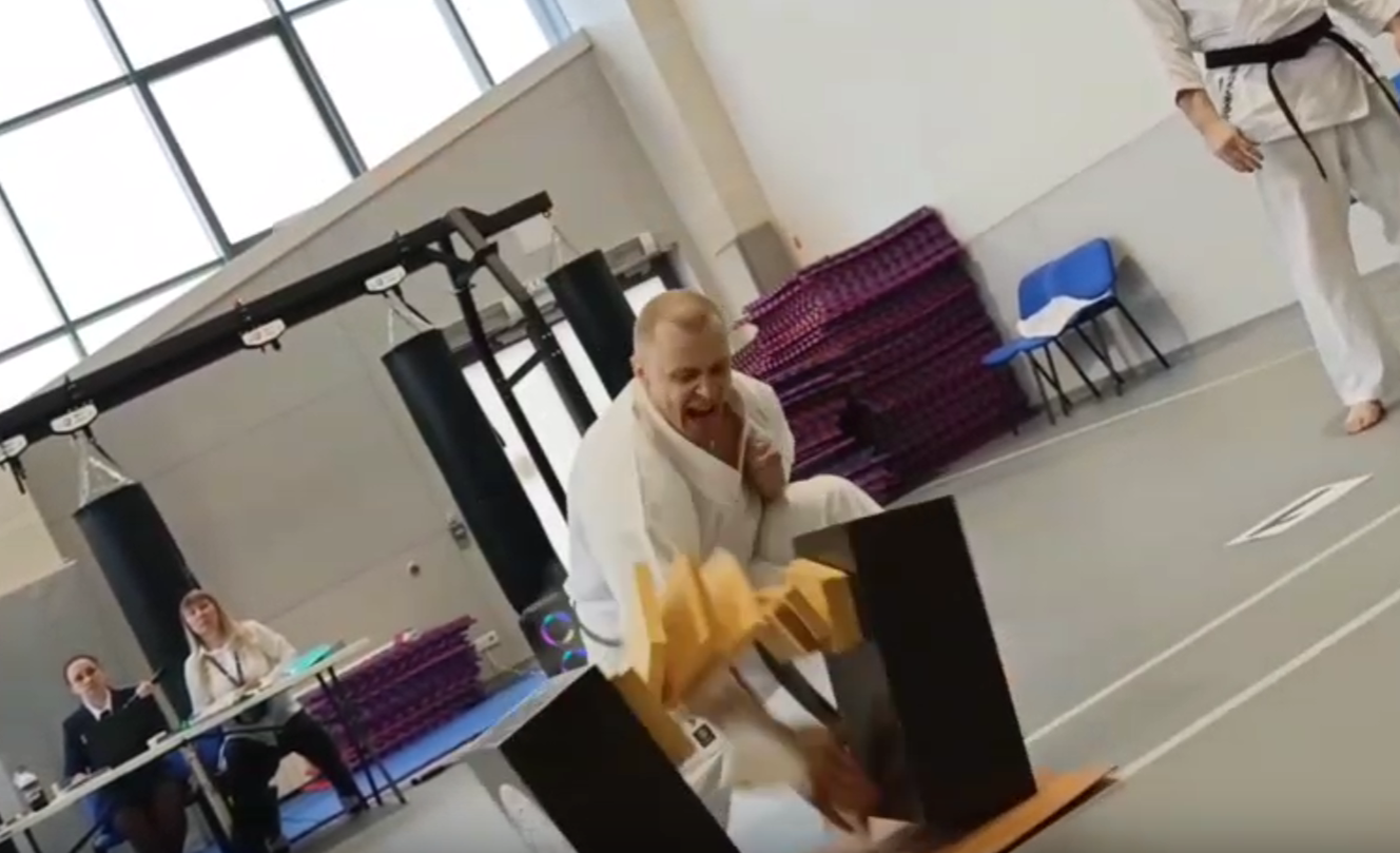 Разбивающий доски одним ударом кузбассовец взял серебро всероссийского турнира