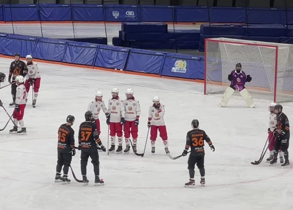 «Кузбасс» уверенно обыграл «Саяны» в матче чемпионата России по хоккею с мячом