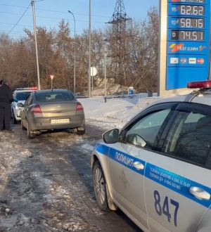 Трех водителей в Кемерове лишили машин за долги прямо на дороге