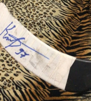 Клюшку Кирилла Капризова продают в Кузбассе за 2 млн рублей