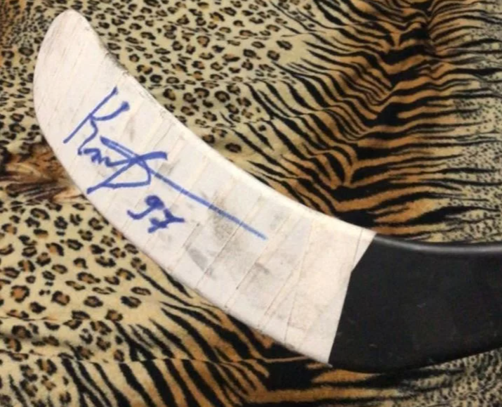 Клюшку Кирилла Капризова продают в Кузбассе за 2 млн рублей