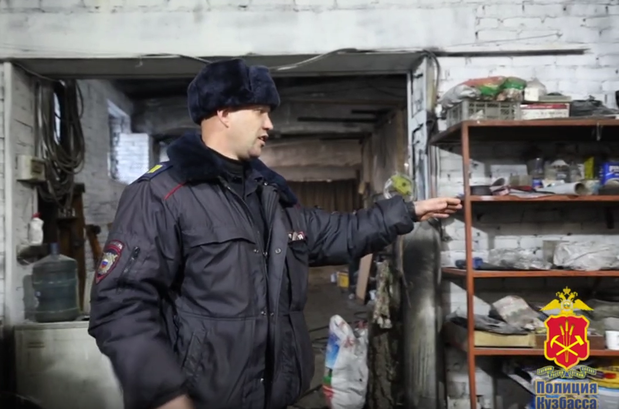В Кемерове сотрудники полиции спасли задыхавшегося в горящем гараже человека