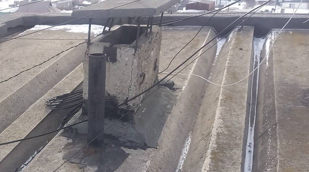 В Новокузнецком округе привели в порядок крышу после жалобы ветерана СВО