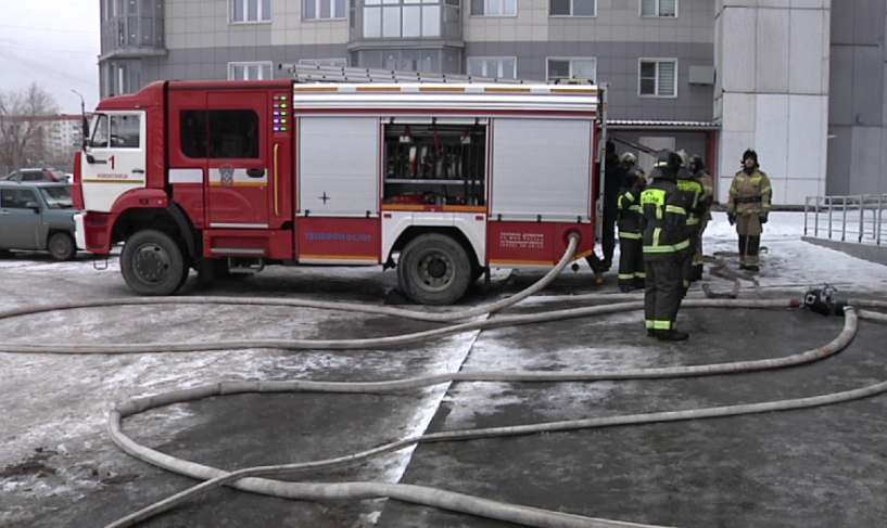 Чтобы успеть спасти людей: в Новокузнецке пожарные провели учения на высотном здании