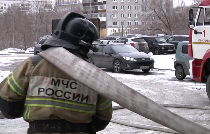 Чтобы успеть спасти людей: в Новокузнецке пожарные провели учения на высотном здании