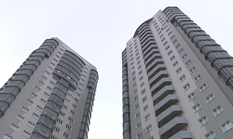 Чтобы успеть спасти людей: в Новокузнецке пожарные провели учения на высотном здании