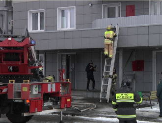 Чтобы успеть спасти людей: в Новокузнецке пожарные провели учения на высотном здании