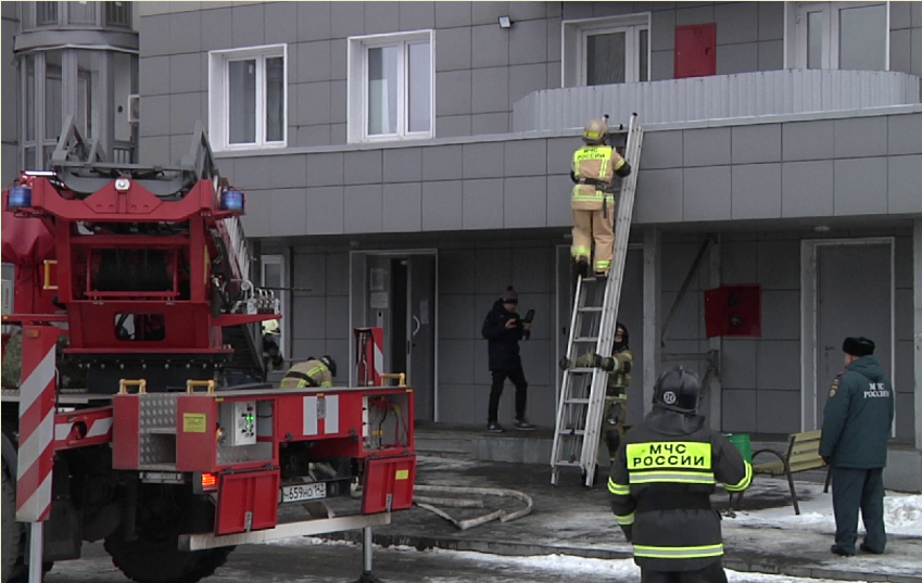 Чтобы успеть спасти людей: в Новокузнецке пожарные провели учения на высотном здании