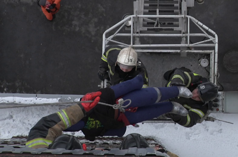 Чтобы успеть спасти людей: в Новокузнецке пожарные провели учения на высотном здании