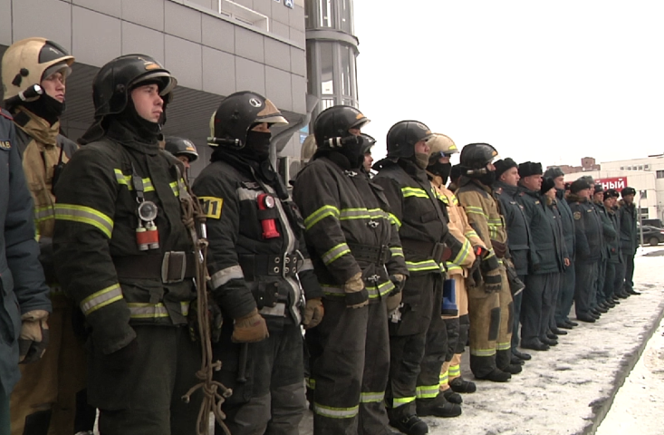 Чтобы успеть спасти людей: в Новокузнецке пожарные провели учения на высотном здании