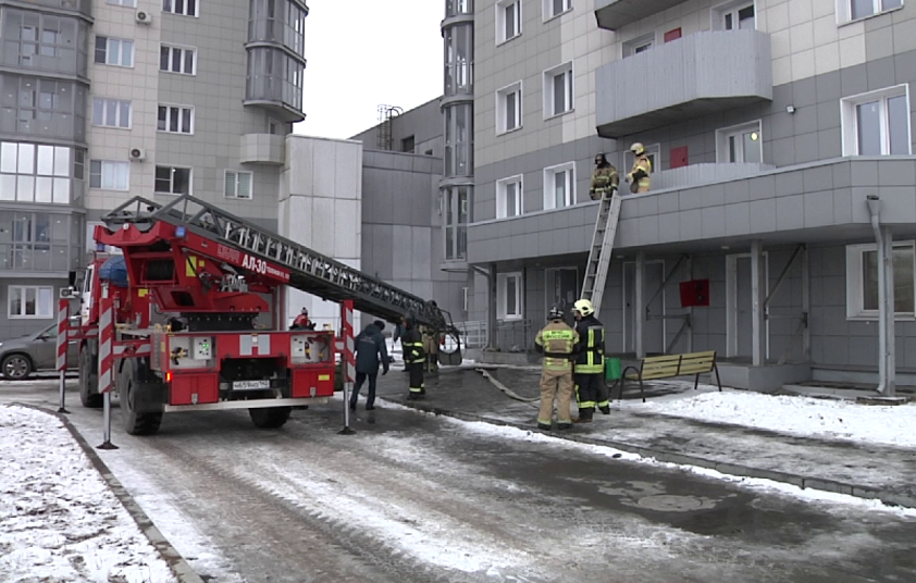 Чтобы успеть спасти людей: в Новокузнецке пожарные провели учения на высотном здании